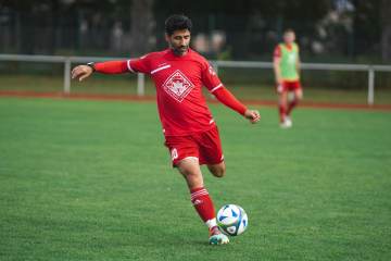 前西甲裁判：特罗萨德没假摔，但倒地的动作太夸张了不判点球正确｜今年会官网官网（配图示意）